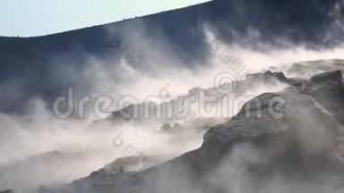 从瓦肯诺岛的富马尔斯流出的炽热火山气体。 蒸汽表面。 利帕里群岛。 意大利西西里。 关门