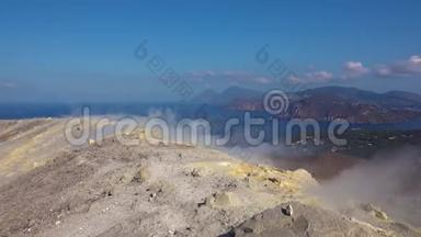 火山气体通过富萨火山口脊上的富马尔斯出口，瓦肯诺岛。 利帕里群岛。 地中海，蓝色
