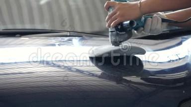 汽车车身抛光机在汽车服务。 洗车后打蜡。汽车服务概念，洗车
