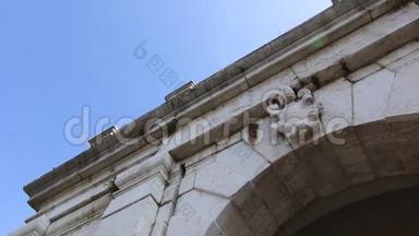 布雷西亚城城堡入口处的拱门