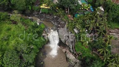 泰根甘瀑是高原地区美丽的瀑布，是巴厘岛的<strong>名胜</strong>之一。