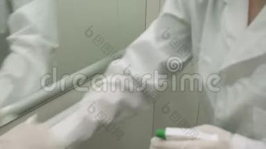 女士使用湿擦和酒精消毒喷雾清洁电梯中的栏杆。 消毒、清洁和卫生