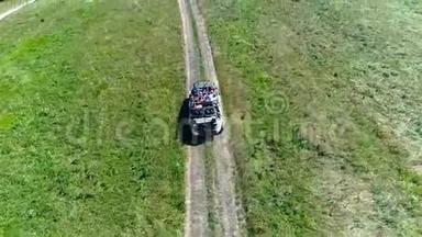 一辆军用装甲运兵车，<strong>改装</strong>成旅游车，行驶在马科特赫山顶的一条土路上