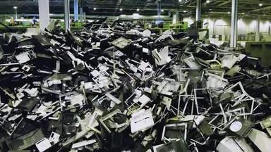 垃圾，塑料垃圾，垃圾回收厂.. 一堆破烂的消费电子产品在垃圾场