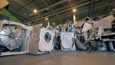 垃圾，塑料垃圾，垃圾回收厂.. 垃圾填埋场单位一堆破碎洗衣机.. 回收业