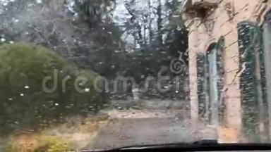 驾驶在雨景从车内，<strong>雨滴</strong>在汽车挡风玻璃上。 车窗挡风玻璃上的<strong>雨滴</strong>