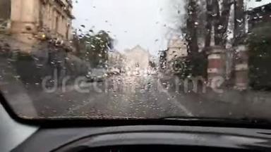驾驶在雨景从车内，<strong>雨滴</strong>在汽车挡风玻璃上。 车窗挡风玻璃上的<strong>雨滴</strong>
