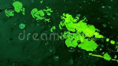 油水中的绿色水彩墨水.. 冷却趋势屏保。