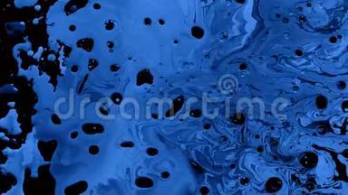 黑色油水中的蓝色水彩墨水.. 冷却趋势屏保。