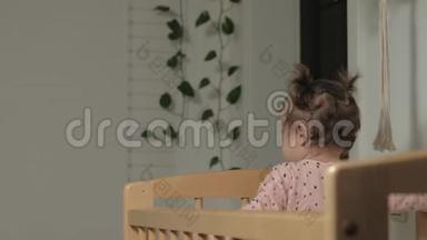 小孩子是一个在婴儿椅上欢快的女孩。