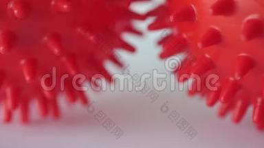 红球是一种看起来像白色背景下病毒细胞的模型。 这是日冕病毒疾病的图片