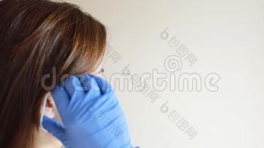 带手套的慢动作妇女戴口罩，以<strong>保护自己</strong>免受冠状病毒感染