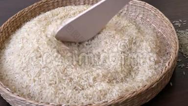 篮子里有白米饭。 有机食品大米。