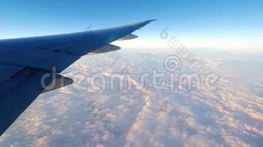 在云层上方加速飞行，从飞机机翼上的驱油器看到，在地面上飞行的云层，时间