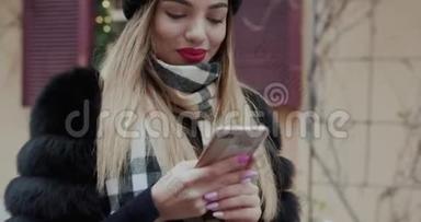 城市里使用智能手机的年轻女人。 女生使用手机拍照APP，灯光背景.. 技术，冬季