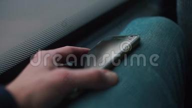 <strong>公交</strong>车乘客手中智能手机屏幕的特写。