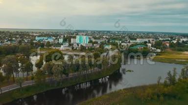 多布鲁斯，戈梅尔地区，白俄罗斯。 <strong>夏日风景</strong>天际线的鸟瞰图。 住宅小区及河流