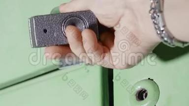 电气箱绿色门上黑色锁闭.. 人`手调整它..