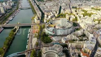 巴黎，法国-五月，2019年：航空无人机观摩登建筑区在塞纳河畔的市中心。