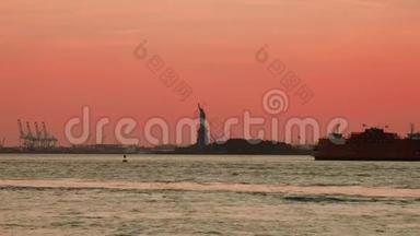 纽约自由女神像周围哈德逊河的水上交通