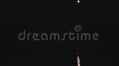 夜晚水上<strong>圆月</strong>和<strong>月</strong>光的景色.. <strong>月</strong>光在河面上的反射。