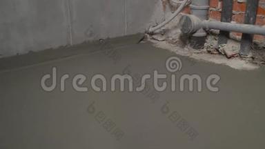 工人用砂浆覆盖混凝土，做<strong>防水</strong>。 用解决方案对地板进行<strong>防水</strong>处理