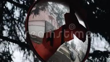 一个破碎的镜子在停车场为驾车者。 城市环境