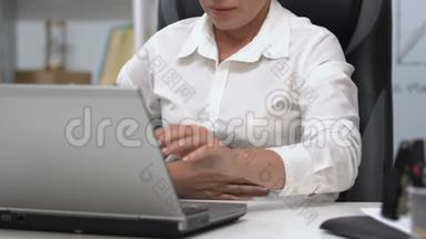 在笔记本电脑上工作的妇女摸肚，胃炎问题，营养不规律