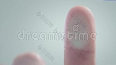 生物识别指纹安全扫描仪-生物识别扫描仪扫描人的手指和识别用户的访问