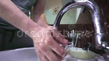 洗手作为预防冠状病毒COVID-19疾病的<strong>保护措施</strong>。 MERS-cov，SARS-cov-2大流行。 洗你的衣服
