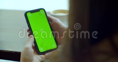 女商人在咖啡馆里使用带有<strong>绿</strong>色触摸<strong>屏</strong>的手机。 <strong>绿</strong>色<strong>屏幕</strong>。 在社交媒体上分享信息。