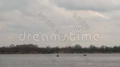 春天湖上的橡皮船渔民