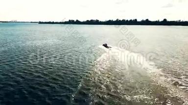 喷气式滑雪板以速度穿过波浪. 在阳光明媚的天气里在河上滑雪。 无人机射击。
