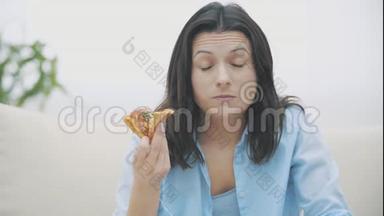 慢点。 亲密的可爱的女人，谁正在咀嚼一块比萨饼和变化的情绪。 <strong>好吃</strong>-<strong>好吃</strong>。 4K.