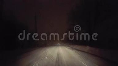 司机在雪暴雪危险道路上滑行，夜间在农村道路上滑行。 Icy街的POV滑车司机视点