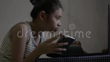 亚洲可爱的<strong>女</strong>孩穿着<strong>单身</strong>衬衫在网上看课，在床上做作业。 <strong>女</strong>青少年在家学习。