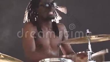 精力充沛的非洲鼓手有感情地演奏打击乐器