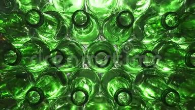 在白色背景下，将堆叠的绿色玻璃瓶的顶部或<strong>开口</strong>的多利镜头关闭。 4K UHD中弹