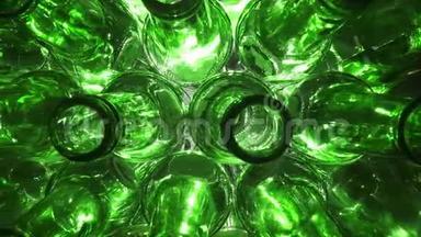 空的绿色啤酒瓶，顶部的景色，在4KUHD拍摄的娃娃