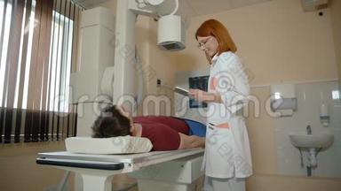 病人躺在床上，做x光检查。