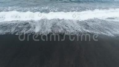 黑色火山沙滩海浪翻滚破碎4k视频