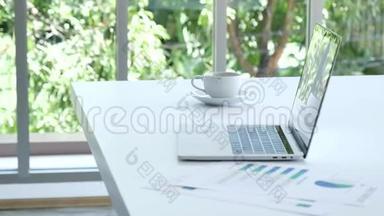 办公桌上的商业资料，特写镜头，办公桌上的财务业务文件，显示办公室的分析文件电子表格