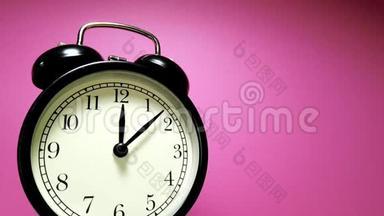 时间间隔视频黑色老式闹钟倒计时分钟和小时，直到1点`。 商务、午休和午餐时间