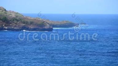 夏季热带海滩蓝色海洋自然景观与白色波浪在热带夏季岛。