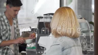 在咖啡店喝了杯咖啡后，年轻女子对着镜头微笑
