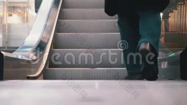 人们在商场的<strong>自动扶梯</strong>电梯上移动的腿。 购物中心的顾客站在<strong>自动扶梯</strong>上