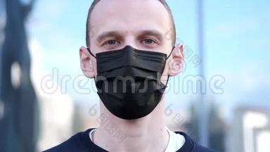 一个男人打喷嚏，戴着防毒口罩以防病毒