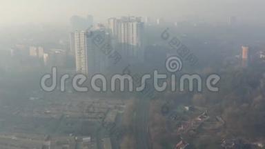 笼罩在城市上空的烟雾或雾的空中景色。 空气环境污染概念