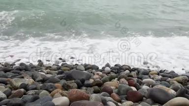 在暴风雨来临的时候，海浪在鹅卵石岸上翻滚