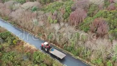 爱尔兰<strong>农村公路</strong>上拖拉机和拖车驾驶的鸟瞰图
